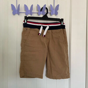 Tommy Hilfiger boy’s tan elastic waistband logo shorts —‎ small